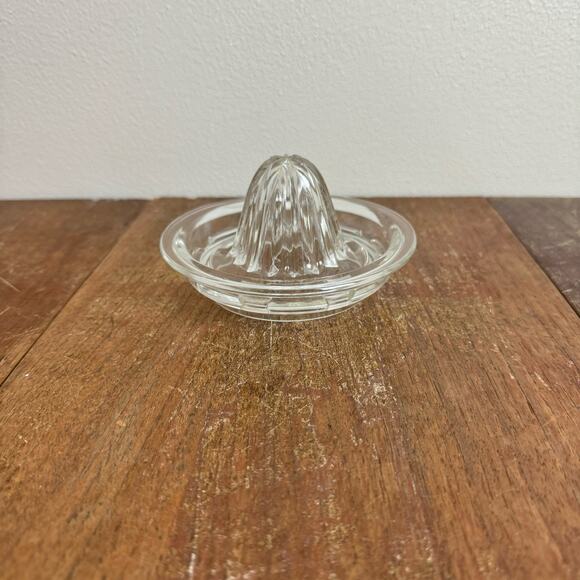 Vintage clear glass fruit juicer reamer farmhouse minimal kitchen tool‎ decor - Picture 3 of 8